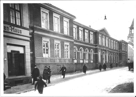 Knaben-Mittelschule, Greifswald, 1927 (Heute: Galerie des Pommerschen Landesmuseums) Knaben-Mittelschule, Greifswald, 1927 (Heute: Galerie des Pommerschen Landesmuseums)
